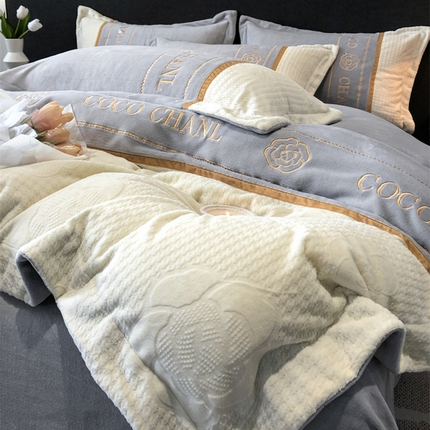 Tempat tidur beludru susu mengatur pesona lembut